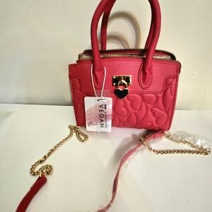 BRAND NEW! Gold heart and chain, hot pink fuchsia quilted purse. VEAGAN Leather